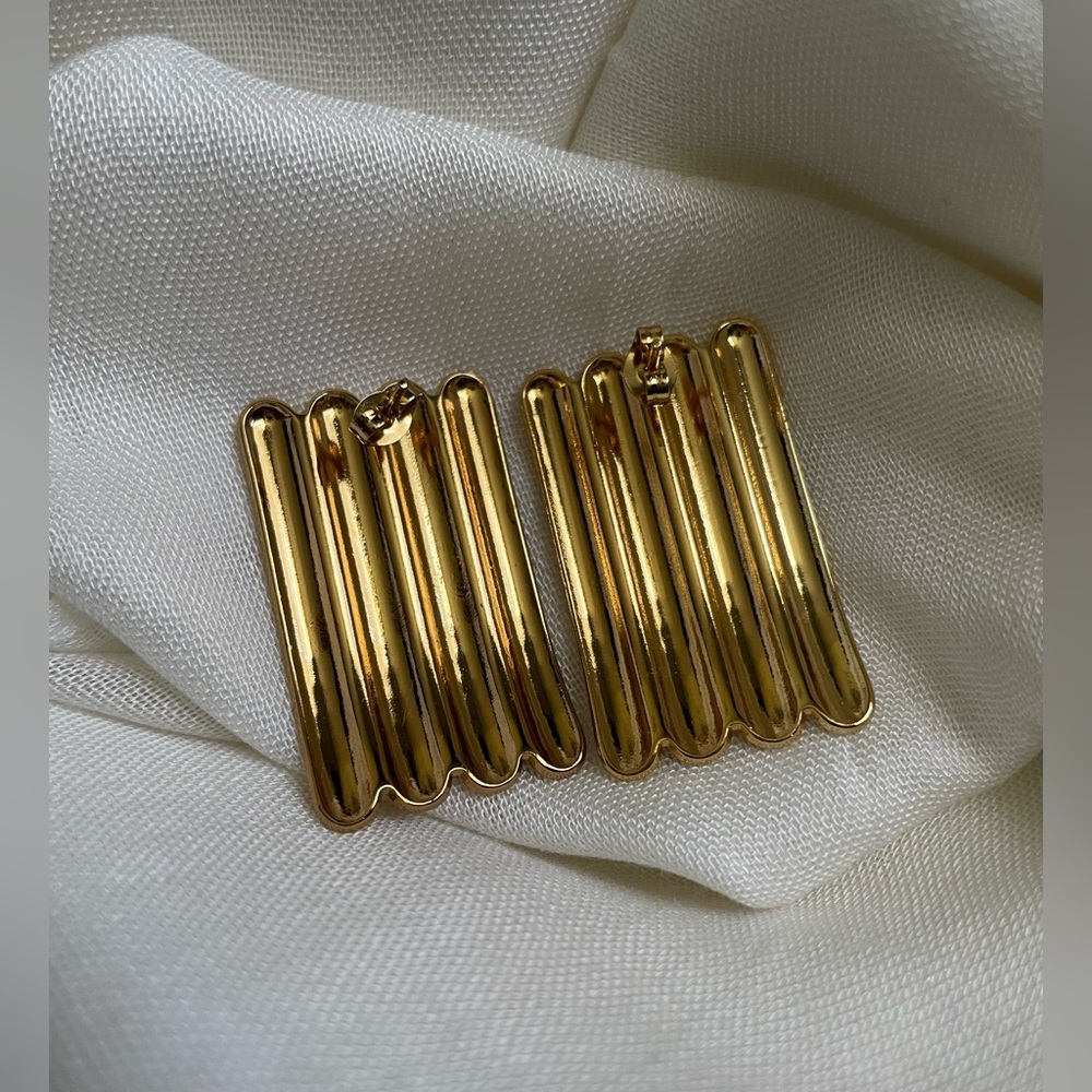 Gold-Plated Ribbed Rectangular Earrings - Picture 4 of 6